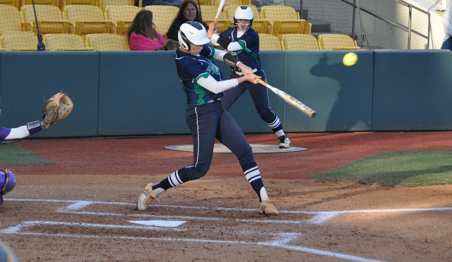 Softball Picks Up Win on the Weekend