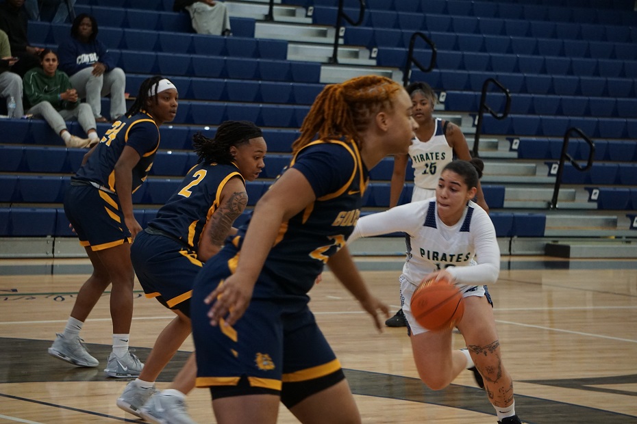 Lady Pirates Sweep Holiday Classic
